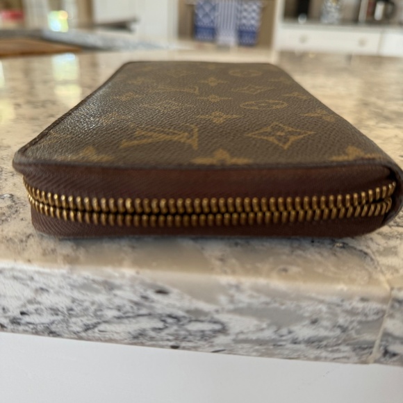 AUTHENIC LOUIS VUITTON LARGE ZIPPY ORGANIZER  WALLET IN MONOGRAM - Picture 8 of 10